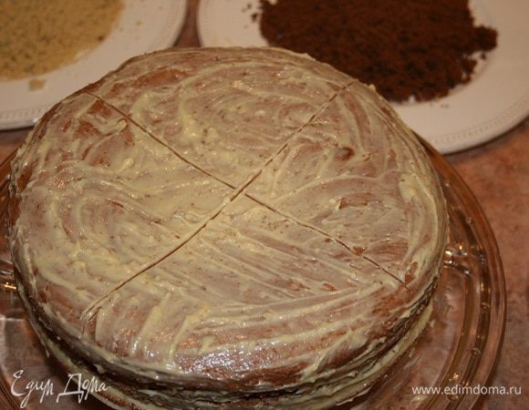 Положить коржи друг на друга, чередуя цвета и обмазывая каждый корж кремом. На поверхности торта начертить ножом две перпендикулярные линии, таким образом разделяя круг на четыре равных сектора.