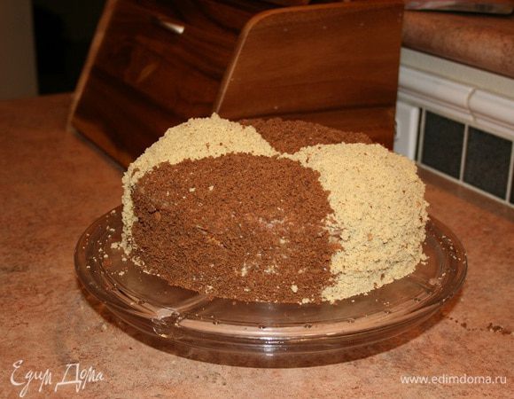 Чередуя цвета, посыпать торт крошкой. Поставить пропитываться в холодильник на, как минимум, 5 часов.