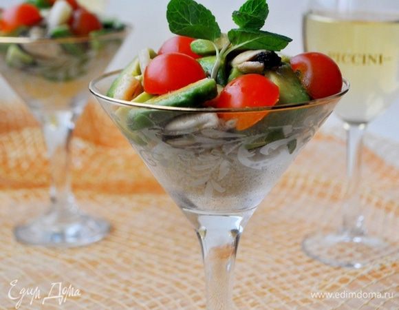 Кускус разложить по креманкам или бокалам,сверху выложить смесь авокадо с морепродуктами,а так же разрезанные пополам помидоры черри.Полить оставшимся лимонным соком.Украсить листиком мяты,подать через 1 минуту.Приятного аппетита!