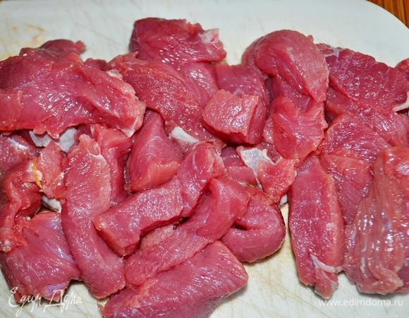 Говядину нарезать не большими кусочками поперёк волокон.