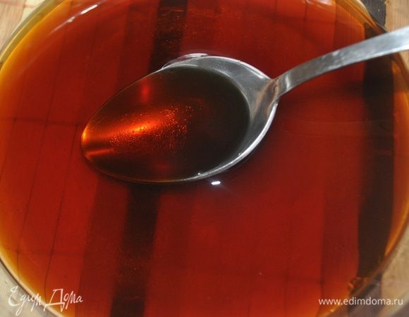 Смешать воду, соевый соус и сахар. Перемешать пока сахар не растворится.