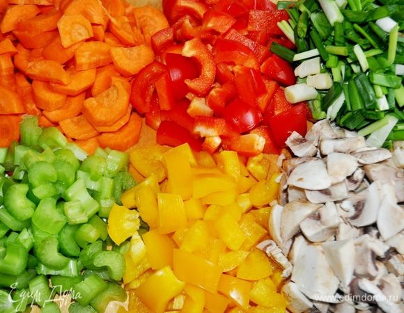 Сельдерей и морковь нарезать кружочками. Зелёный лук крупно нашинковать. Шампиньоны нарезать четвертинками, Перцы нарезать квадратиками.