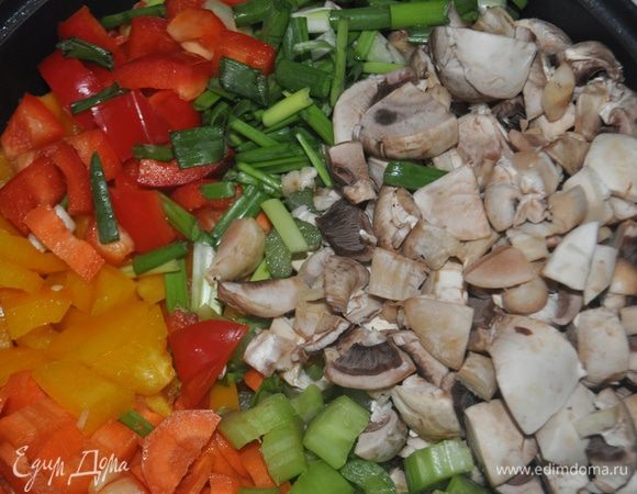 В большой сковороде с антипригарным покрытиемна сильном огне разогреть масло,положиь отдельно,не смешивая сельдерей,морковь,лук,шампиньоны и перец.
Полить овощи и грибы смесью соевого соуса,воды и сахара.
Дать закипеть,готовить 8-10 минут