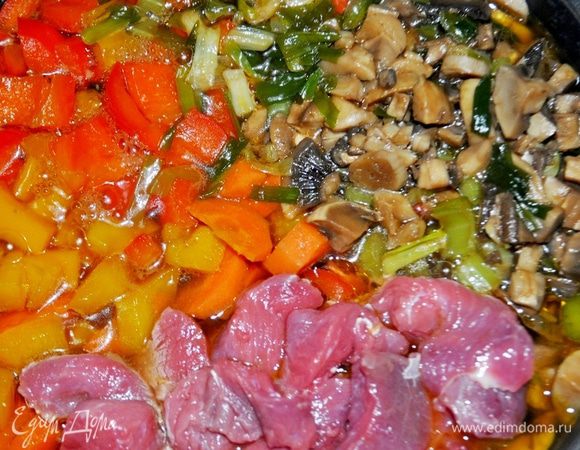 Отодвинуть овощи в сторону,добавить говядину.Вновь дать закипеть,готовить ещё 15 минут.