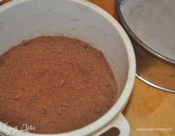 Форму для выпечки диаметром 22 см. застелить бумагой для выпечки.

Печенье размолоть в крошку