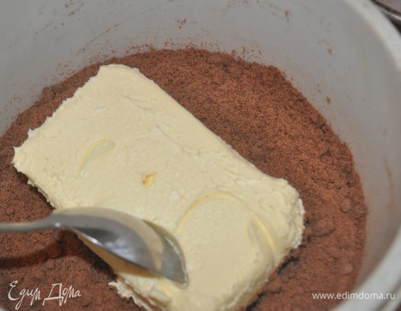 и смешать с размягчённым сливочным маслом