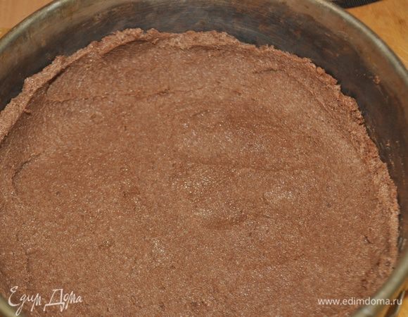 получившееся тесто по дну и стенкам формы.Накрыть плёнкой и поставить в холодильник на 1 час