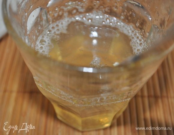 Растворить желатин в 0,25 стакана горячей воды,дать остыть.