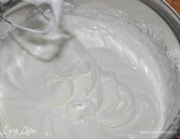 Отдельно взбить сливки