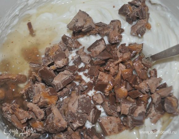 Батончики "Марс" мелко порубить(один батончик оставить для украшения)и смешать с сырной массой,добавив желатин.