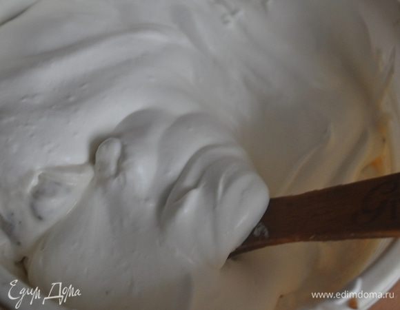 При помощи лопаточки ввести взбитые сливки