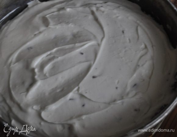 Выложить массу в форму с тестом и поставить в холодильник на 4-6 часов