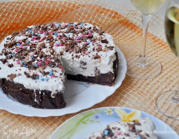 Верх украсить раскрошенным "Марсом" или по желанию,например разноцветной посыпкой для украшения тортов.Подавать нарезав на порционные куски.Приятного аппетита!