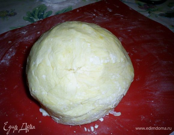 Из всех ингредиентов замешиваем мягкое, податливое тесто.