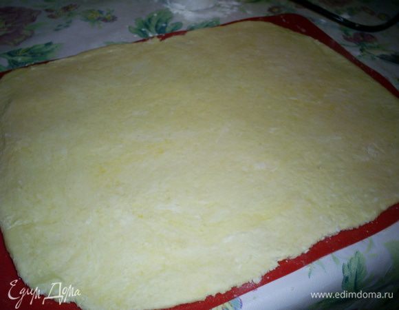 Раскатываем тесто в прямоугольный пласт толщиной примерно 0,5см, посыпаем мукой...