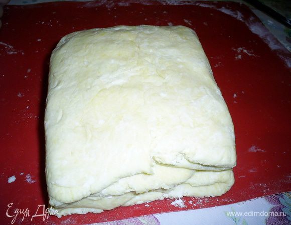 ...и сворачиваем конвертом. Отправляем конверт в холодильник минут на 15-20. Затем повторяем эту операцию еще дважды. Благодаря этому наше тесто получится не обычным песочным, а с явно выраженными слоями, напоминающим слоеное.