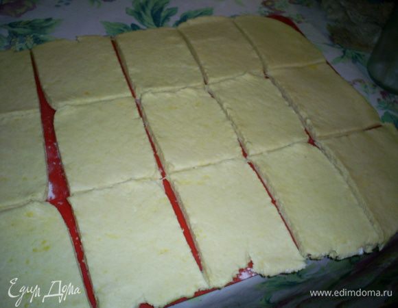 Готовое тесто тонко раскатываем и нарезаем на небольшие прямоугольники. На край каждого кладем джем, у меня полная чайная ложка и сворачиваем рулетик. Края залепливаем, чтоб начинка не вытекла во время выпекания. Кладем их на противень с пергаментом, швом вниз.