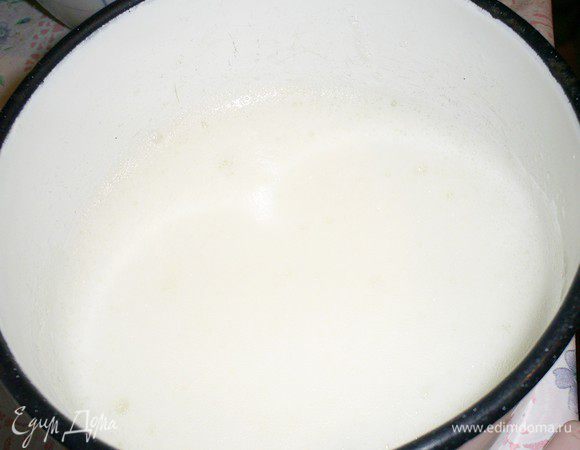 Перед нанесением на рулетики взбиваем белок до однородной мелкопузырчатой пены. Добиваться пены как на безе не нужно.