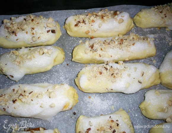 Каждый рулетик щедро смазываем взбитым белком и посыпаем сахаром и орехами. Отправляем их в разогретую до 210-220 градусов духовку примерно на 15 минут. Следите, чтоб они зарумянились, но не подгорели.