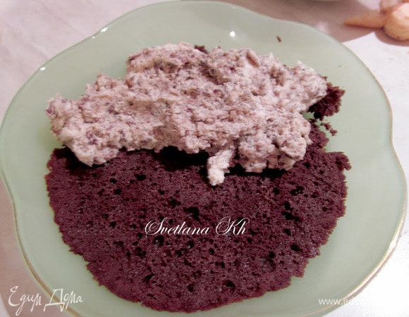 В подходящую форму выложить бисквит или бисквитную крошку. Сверху- сливки с халвой и шоколадом. Разровнять хорошенько. Затем уложить своярди . Пропитать его  смесью кофе с ликером.