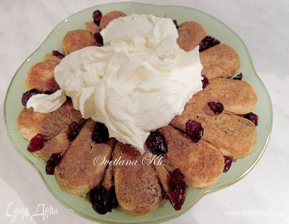 Разбросать клюкву. Покрыть сливочно-маскарпоновым кремом. Хорошо выровнять поверхность.