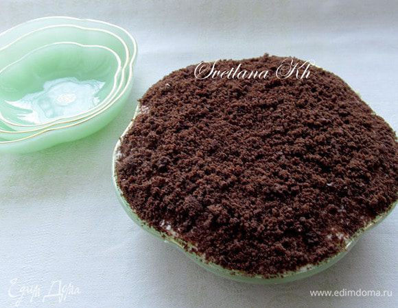 Посыпать шоколадной крошкой и поставить на ночь в холодильник. Десерт готов, очень просто и вкусно! Но калорийно!