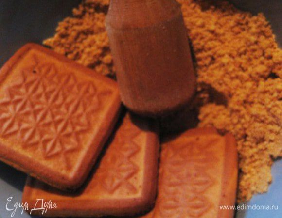 Измельчить печенье в мелкую крошку, добавить щепотку соли.