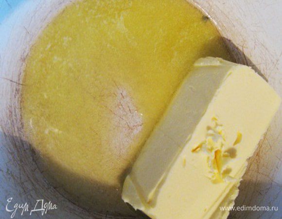 Растопить масло и добавить его к печенью.