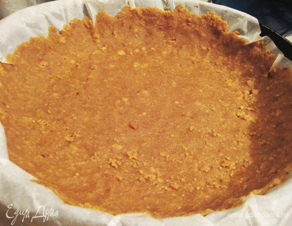 Выложить форму получившейся основой. Можно отправить в холодильник, пока будет готовиться начинка.