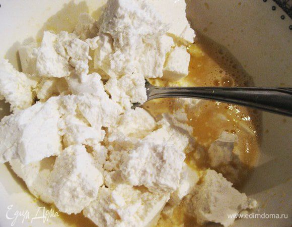 Взбить яйца с сахаром, добавить лимонный сок + цедру, протертый творог.