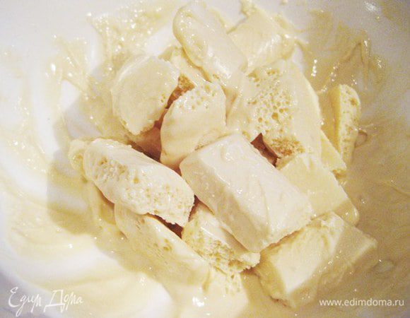 Растопить шоколад на водяной бане.