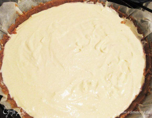 Вылить остальную часть начинки и отправить в духовку на 30-40 минут при 200 градусах. Я ещё ставлю посудину с водой под форму, чтобы начинка не потрескалась.