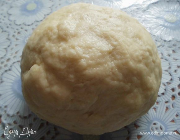 Для теста: дрожжи смешать с 1 ч. л. сахара и развести в теплом молоке. Накрыть крышкой и оставить на 10 минут. Растопить масло. Отделить желток от белка. Просеять в миску муку, сделать углубление и ввести в него ожившие дрожжи. Добавить растопленное масло, желток, оставшийся сахар, щепотку соли и замесить тесто. Оставить на 30 минут, чтобы увеличилось в 2 раза.