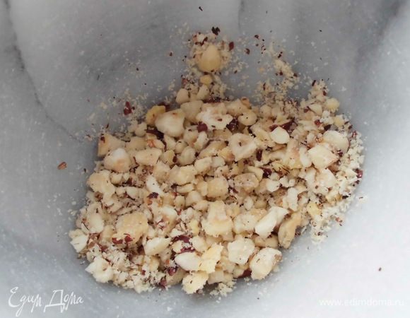 Фундук измельчить так, чтобы были крупные кусочки. Я измельчила в ступке. 