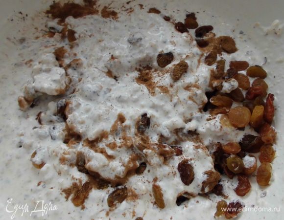Смешать в миске фундук, сметану и белок. Добавить изюм, корицу, сахар и лимонный сок. Перемешать. 