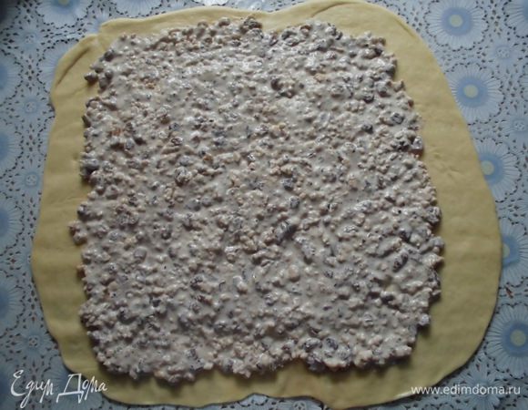 Духовку разогреть до 200 градусов. Смазать маслом круглую форму ( у меня 26 см, можно немного больше). Раскатать тесто в пласт 40 х 50 см или немного меньше. Распределить по нему начинку, слегка отступив от краев. Советую выкладывать начинку постепенно и смотреть, сколько добавить еще. Ее не должно быть слишком много, иначе будет вытекать. Я не доложила где-то 2 ложки. 
