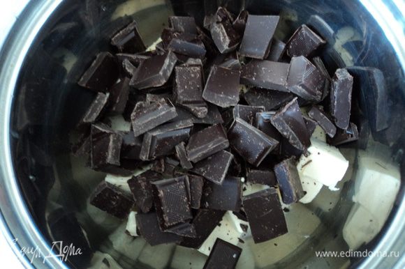 Масло режем кубиками, черный шоколад ломаем на кусочки и растапливаем на водяной бане.
