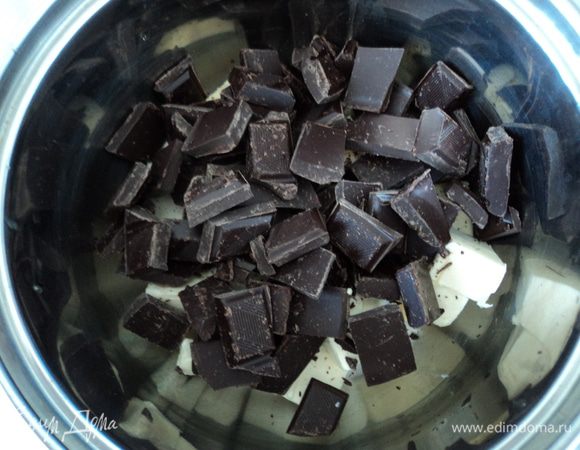 Масло режем кубиками, черный шоколад ломаем на кусочки и растапливаем на водяной бане.