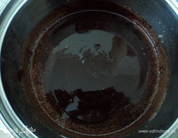 К растопленному черному шоколаду добавляем кофе и перемешиваем до однородности.
