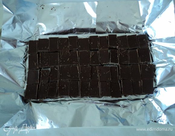 Шоколад "кофе с молоком" режем небольшими кусочками.