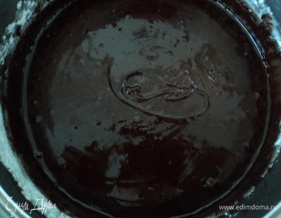 В шоколадную смесь добавляем взбитые яйца, затем просеянную муку и перемешиваем до однородности. Добавляем кусочки шоколада и перемешиваем еще раз.