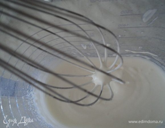 Тем временем добавляем к сливкам сахарную пудру и взбиваем.