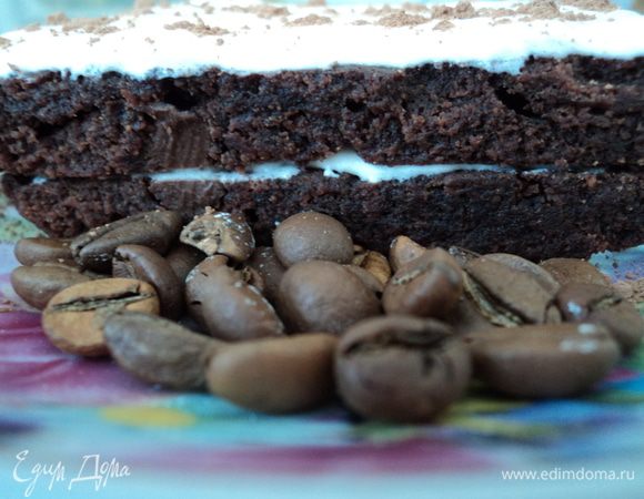 Я разделила корж на 2 половины и сделала 2 варианта пирожных. В первом сначала разрезала корж на 2 слоя (после остывания он режется неплохо, но неидеально из-за кусочков шоколада). Промазала между слоями и сверху взбитыми сливками. Плюс посыпала какао, как украшают тирамису. После разрезала на порции.