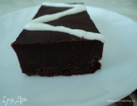 Во втором варианте я просто разрезала пирожные на порции и добавила немного взбитых сливок сверху.