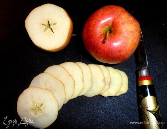 Мытые, обсушенные яблочки нарезать как можно тоньше острым ножом... Семечки вытащить!