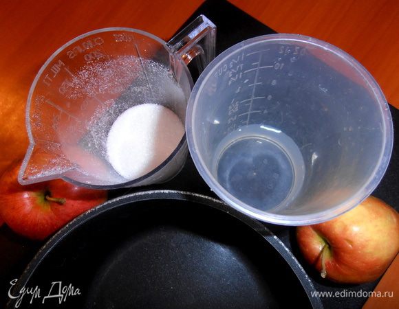 Мне нужно было украшение для пирога и я делала сироп сначала из 100г сахара и немного воды...Кто ж знал,что чипсы окажутся неимоверно вкусными  и мне пришлось варить сироп ещё не раз!Благо яблоки всегда в наличии.