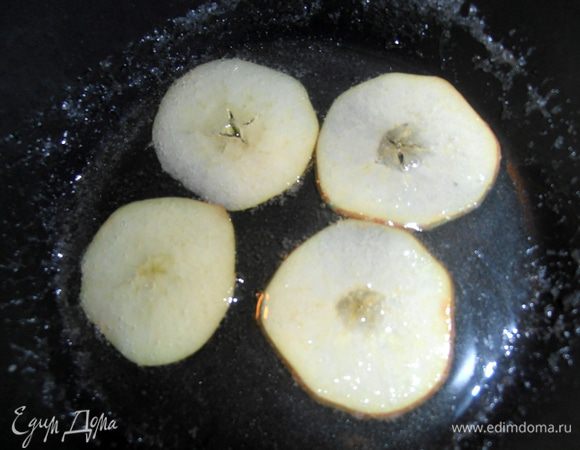 Опускаем тоненькие дольки яблок в сироп,переворачиваем...