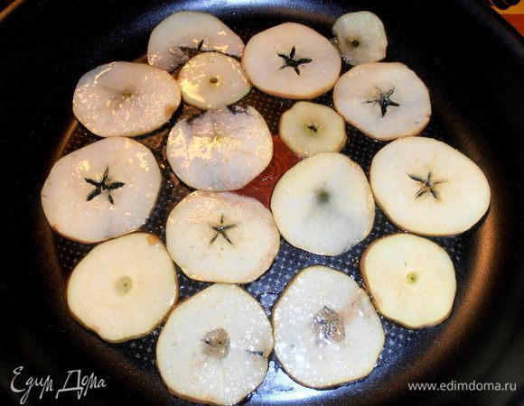 Вынимаем вилкой и распределяем по форме...Если форма не тефлоновая,рекомендую постелить пергамент.