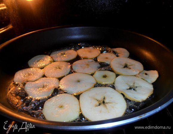 Выпекаем при среднем жаре 155-165*!На самом деле я честно хотела засечь время выпечки,но...все дольки разного размера и разной сочности,вот и пеклись по-разному...Одни я вынимала,другие только переворачивала,а третьи добавляла...Конвейер,короче!