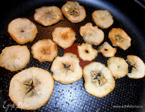 Вот перевёрнутые через минут 15 дольки(они скукоживаются сильно!),в освободившееся место кладём следующие...Жарим до того состояния,которое вам хочется:эластичные до золотистости или супер-хрустящие до коричневого цвета.